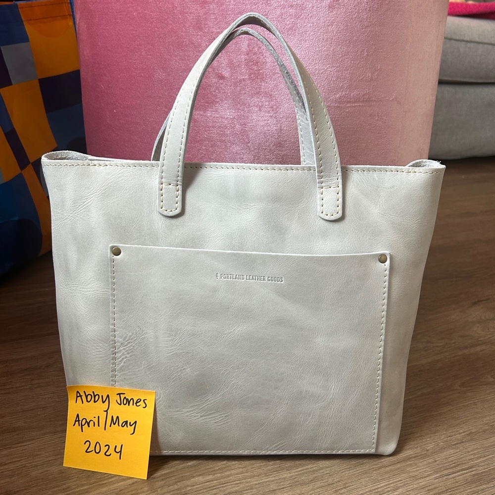 Beluga Medium Zip Crossbody 🤍🦄